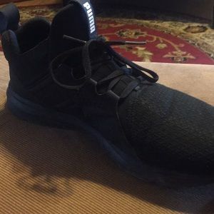 They are puma size 6.5